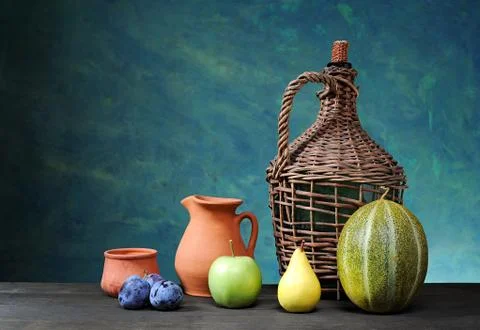 Melon, pear, apple, plum and ceramic dishes on the table Foto stock