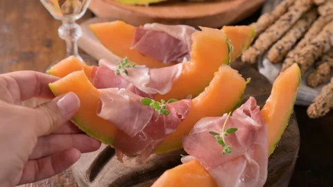 Melon slices with prosciutto ham on board Vídeo Stock 207838571