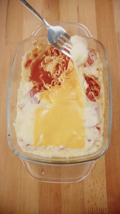 Melted Cheese on Fork in a Glass Container Vídeos de archivo 281918474