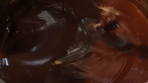 Melted chocolate rotates in the machine Vídeo Stock 146680696