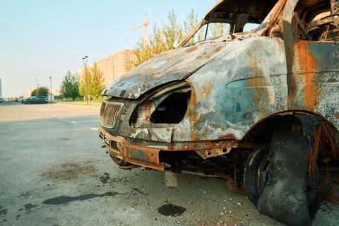 Melted Plastic Headlight and Rusty Hood of Burned Car 库存照片