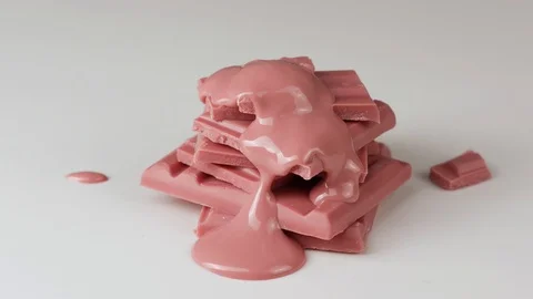 Melted ruby chocolate pouring into a piece of chocolate bars Video stock 123985793