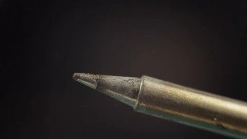 Melted solder wire over a hot soldering iron tip. Extreme close up. Vidéo 128819849
