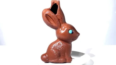 Melting a chocolate bunny Video stock 106540089