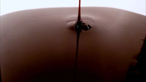 Melting chocolate drop 库存影片 112706872
