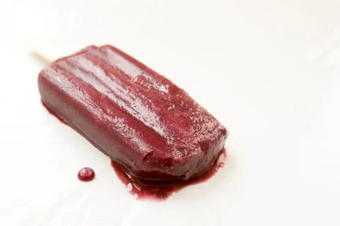 Melting grape popsicle Foto stock