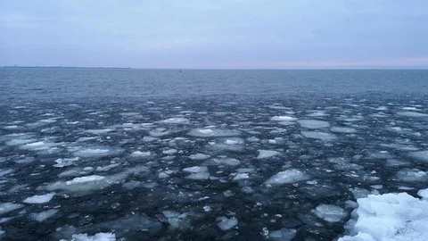 Melting ice on the large expanse. Large chunks of ice, like glass, fight agai Video stock 104568555