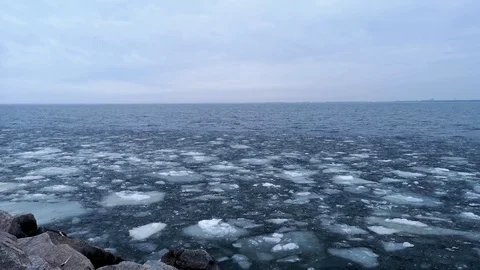Melting ice on the large expanse. Large chunks of ice, like glass, fight agai Video stock 104568565