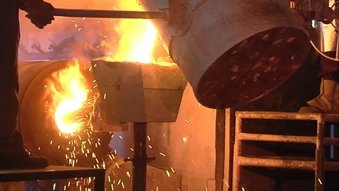 Melting of molten metal 動画素材 101921355