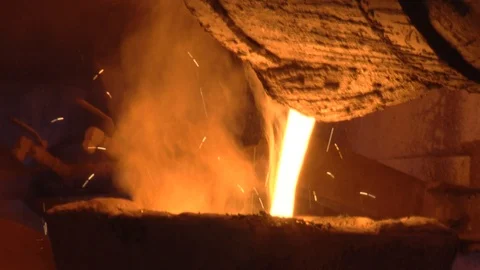 Melting of molten metal 動画素材 101932380