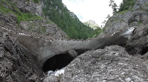 Melting snow cave Video stock 29151699