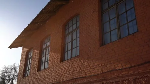 Melting snow spring drops dripping from the roof of the house at sunny day. Video stock 126895412
