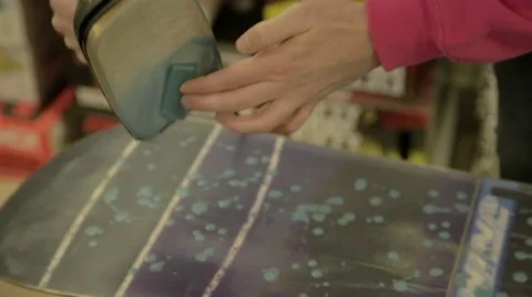 Melting Wax on Snowboard. 動画素材 68168902