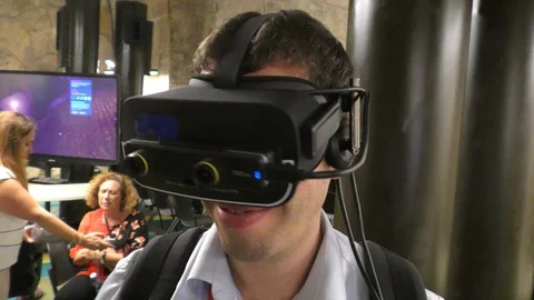 Member of the Press experiences 3D virtual reality tour of Tower of David 스톡 동영상 94823681
