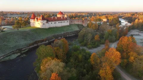 The Memele River flows past Bauska Castle in Latvia 스톡 동영상 322184381