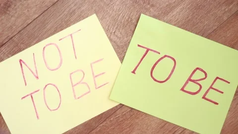 Memo TO BE  and NOT TO BE on yellow paper Vídeo Stock 157355299