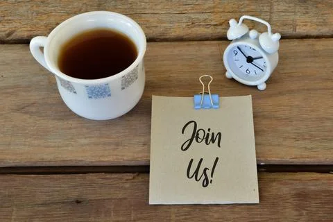 Memo note written with JOIN US over wooden background. Foto stock