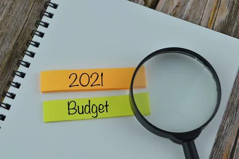 Memo note written with text 2021 BUDGET Stock Photos