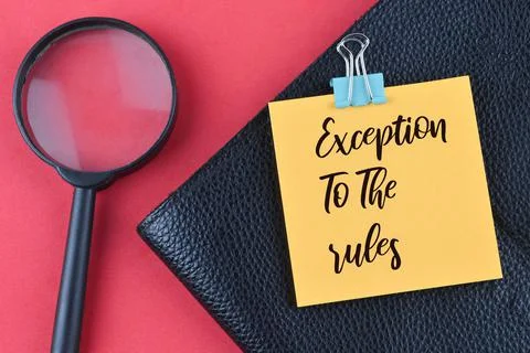 Memo note written with text EXCEPTION TO THE RULES Foto stock