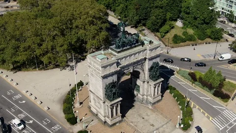 Memorial arch and traffic circle at Grand Army Plaza Brooklyn 動画素材 115053362