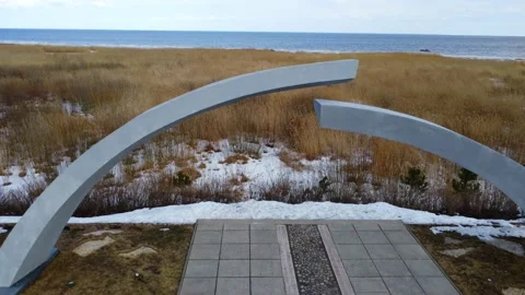 Memorial Broken Ring on the background of Lake Ladoga in winter Vídeos de archivo 188247520