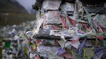 Memorial Stone, Himalayan Graveyard Covered by Prayer Flags, Everest Base Cam Видео 85712396