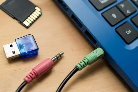 Memory Card, Audio Jack, and Cable Connected to Laptop on Desk Foto stock