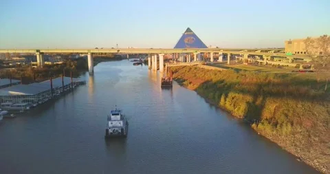 Memphis Pyramid &amp; Tug Drone Stockbeeldmateriaal 151362991