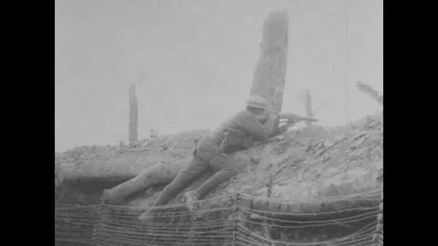 Men of the 35th Division on a parapet wait for a chance shot at the enemy - 1918 Vidéo 98960271