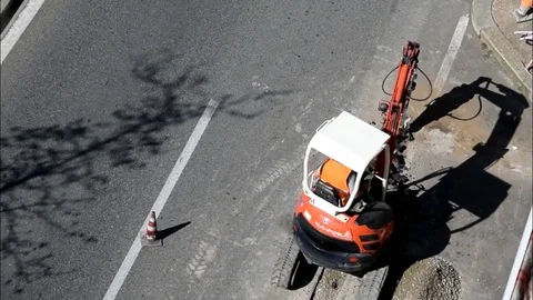 Men and machine at work Vidéo 73931418