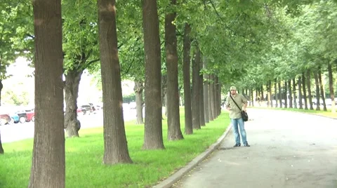 Men Answer The Phone Vídeos de archivo 7730379