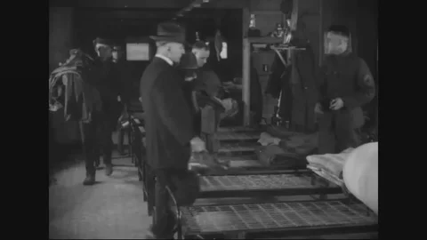 Men are given bunks and soldiers clothes also taught to wear them - 1917-1918 Vídeos de archivo 83702474