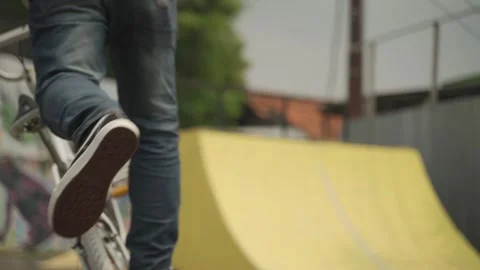 Men are playing bmx HD Video stock 194483371