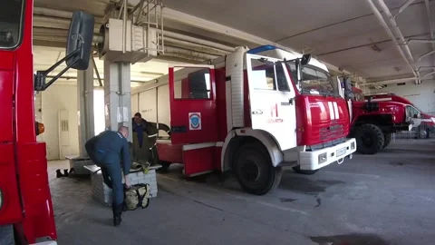 Men are quickly dressing in firefighters' clothes. Stock-Footage 131016564