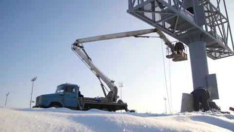 Men assemble Billboard on tap. Builder on a Lift Platform at a construction site Vídeos de archivo 84746014