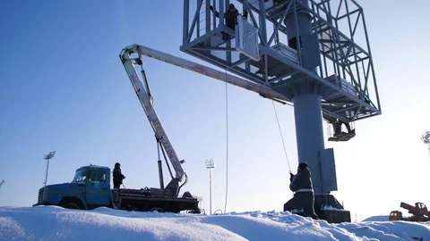 Men assemble Billboard on tap. Builder on a Lift Platform at a construction site Vídeos de archivo 84954915