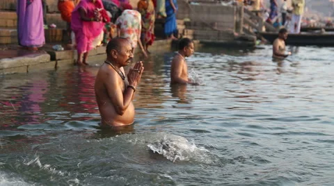Men bathing and praying in the Ganges river in Varanasi. Stock Footage 50415571
