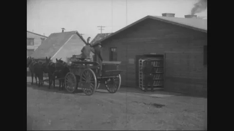 Men bring racks of bread outside, bread loaded into truck - 1917-1918 Vídeos de archivo 83702524