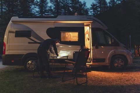 Men Browsing Local Map in Front of His RV Foto stock