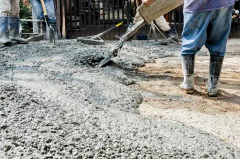 Men Cementing Road Foto stock