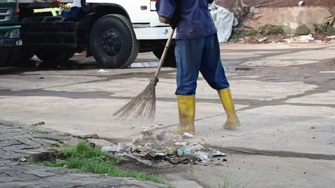 Men cleaning the streets 動画素材 265139340