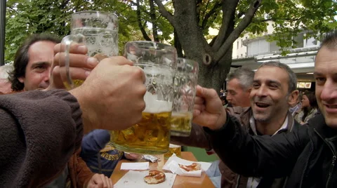 Men Clinking Glasses of Beer Vidéo 43409277