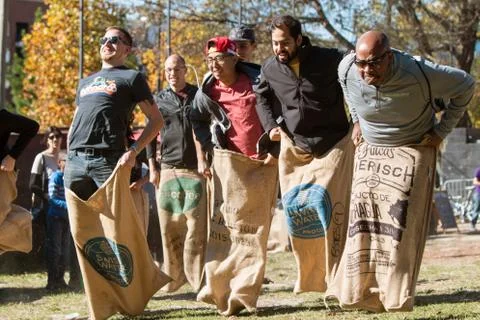 Men Compete In Old Fashioned Sack Race At Atlanta Festival Foto stock