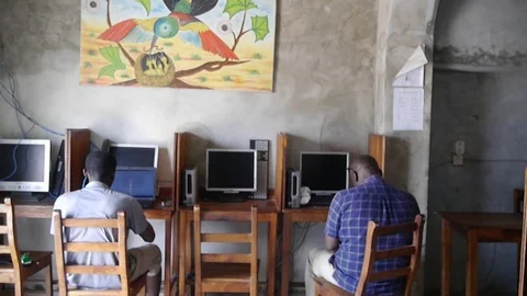 Men in a cyber cafe Vídeos de archivo 81109451