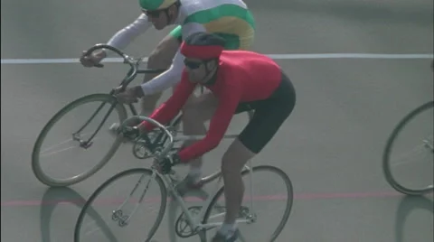 Men cyclists compete in a race. 库存影片 4898636