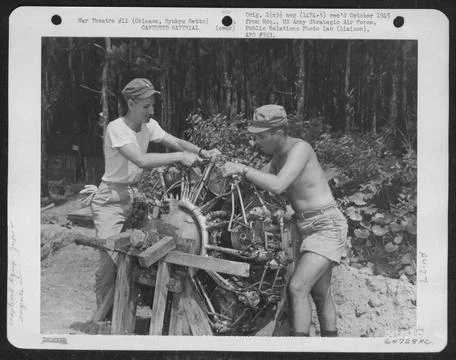 Men Of The Engineering Section Study Mechanism Of A Japanese Engine Captur... 库存照片
