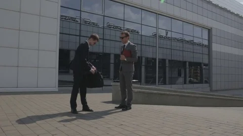Men exchange papers,tripod Vidéo 76940647