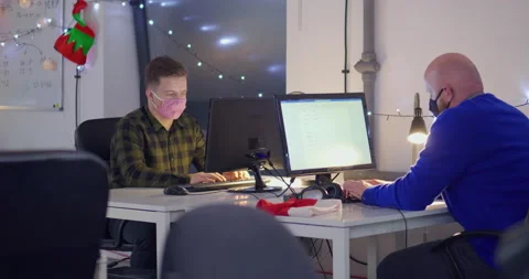 Men in face masks working on computers in open space office Vídeos de archivo 144267760