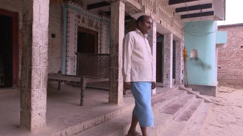 Men going in and coming out of the house in Indian Village. 스톡 동영상 90860914