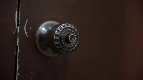 Men hand opens and closes the brass door knobs Stock Footage 78495114